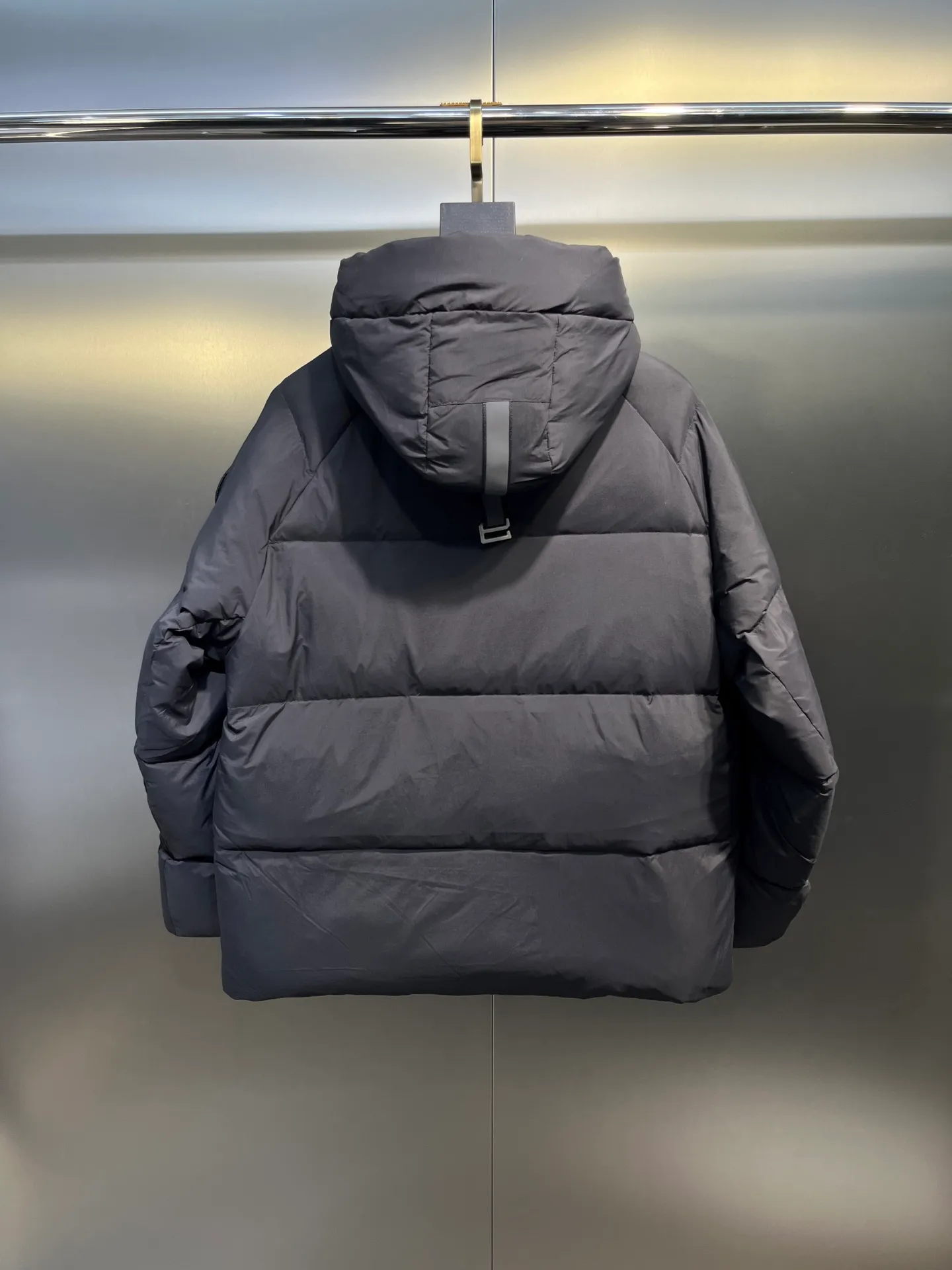 P740 Canada Goose🌟Ouyang Nana's same style 3m reflective black label down jacket junction junction parka is light weight and warm. The Junction Parka is made from soft enduraluxe fabric with cordura for added durability in high-wear areas, making it lightweight and durable. 360-degree reflective strips on the collar improve visibility in low-light environments. Features a removable hood for easy wearing during transitional periods when the weather warms up.  size：xs-xxl